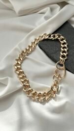 Connection Jewelry Necklace. (golden tone)
